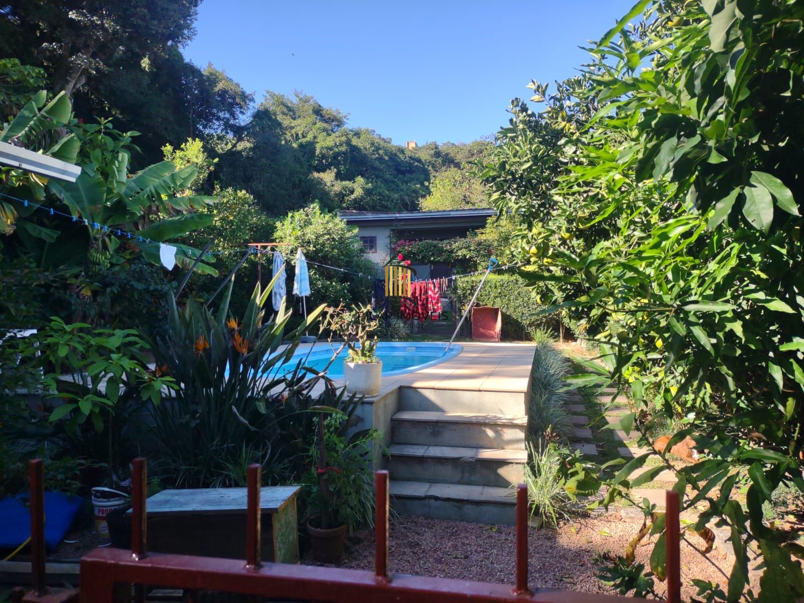 Casa com 4 quartos, suíte, piscina, lareira, churrasqueira em um terreno de 616m².