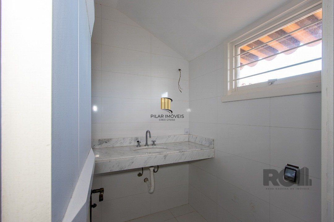 Casa Condomínio a Venda - 880m², 5 dormitórios, sendo 2 suítes, a master com lareira, 4 vagas - Cavalhada