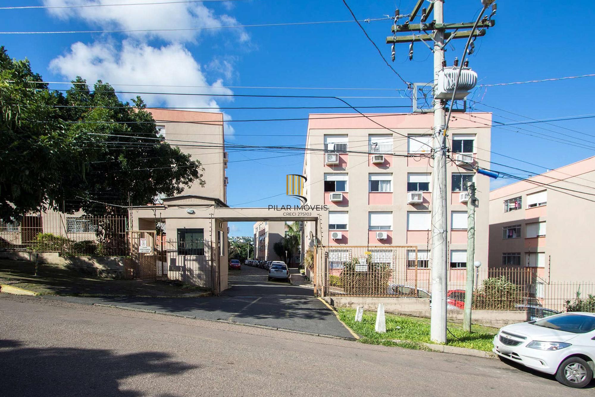 Apartamento semimobiliado à venda no bairro Cristal, 2 dormitórios, 2 banheiros, 1 vaga coberta e vista livre para o Guaíba
