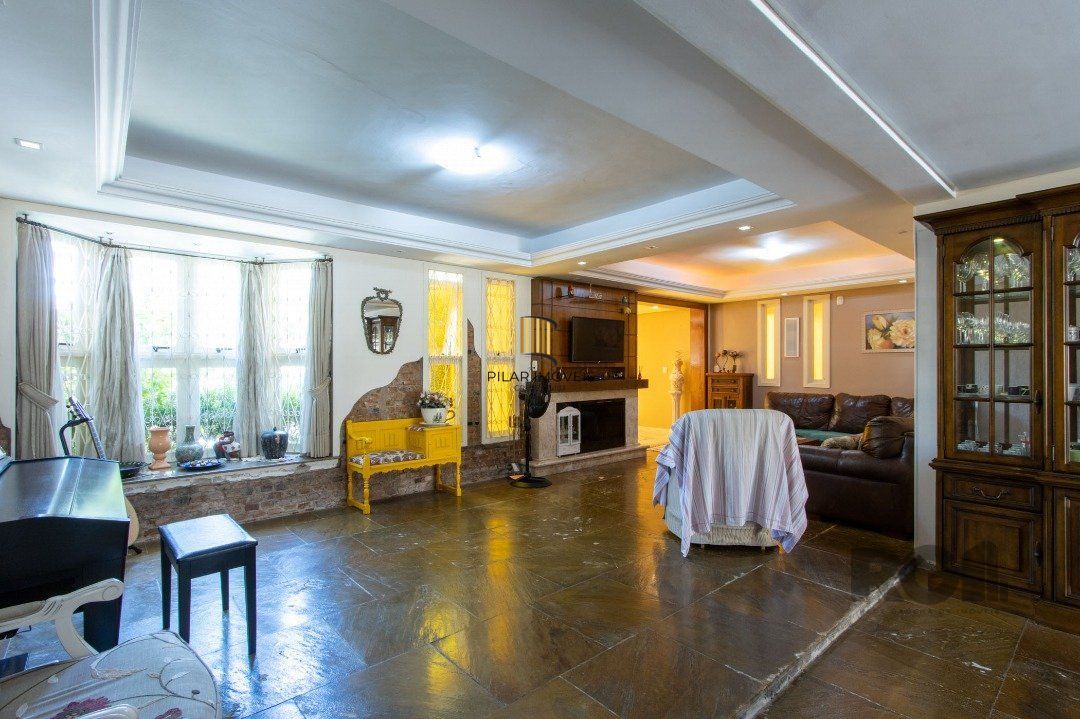 Casa com 452m² de área construída, 02 suítes, banheira de hidro, closet, 02 banheiros sociais, 03 living com 02 ambientes, 02 lareiras