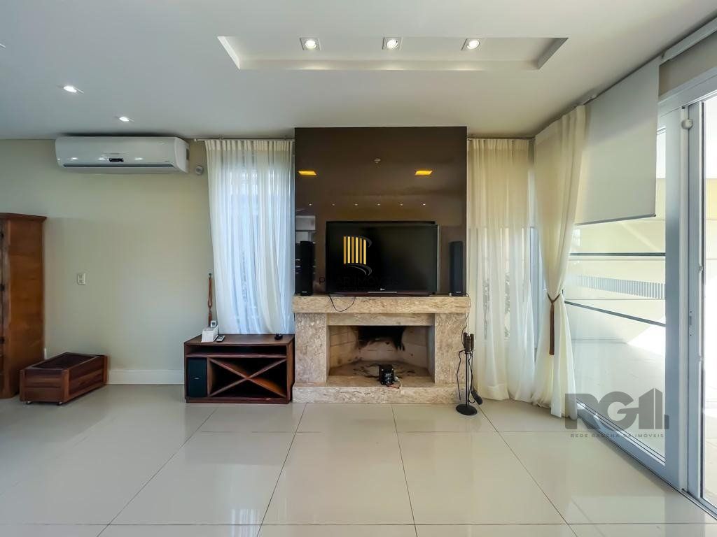 casa Alto Padrão com 239m² privativos, mobiliada e totalmente iluminada.