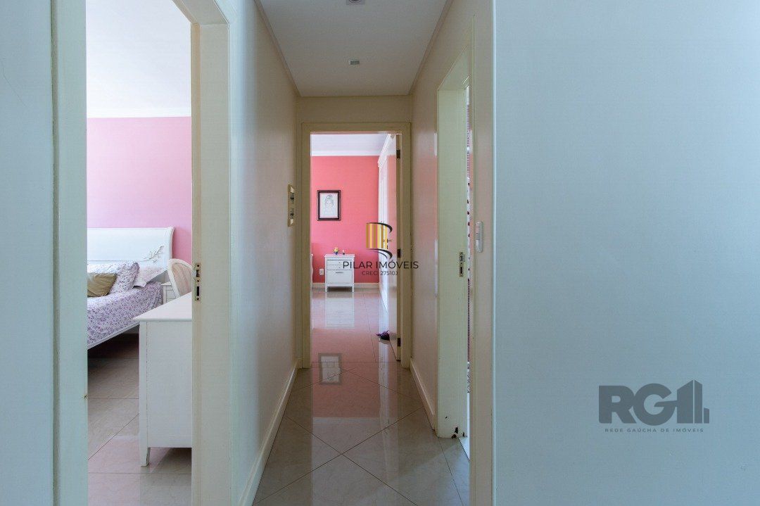 Casa com 452m² de área construída, 02 suítes, banheira de hidro, closet, 02 banheiros sociais, 03 living com 02 ambientes, 02 lareiras