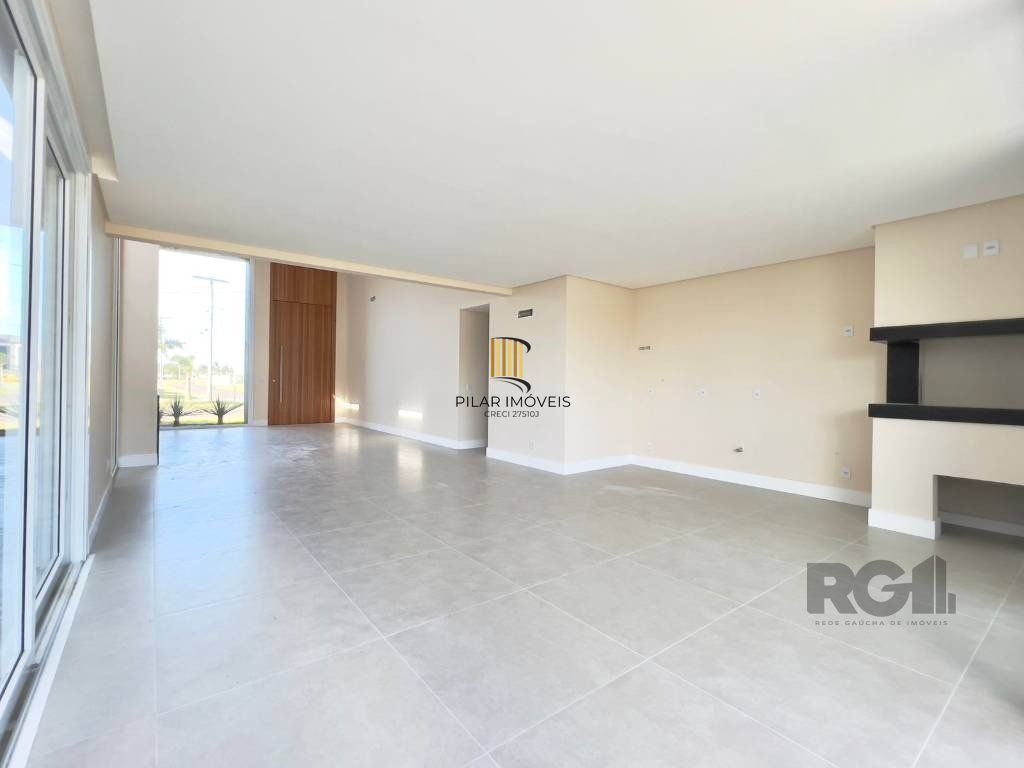 Casa térrea, com 225M², 04 suítes, sendo uma suíte americana, lavabo, living integrado, área de serviço.