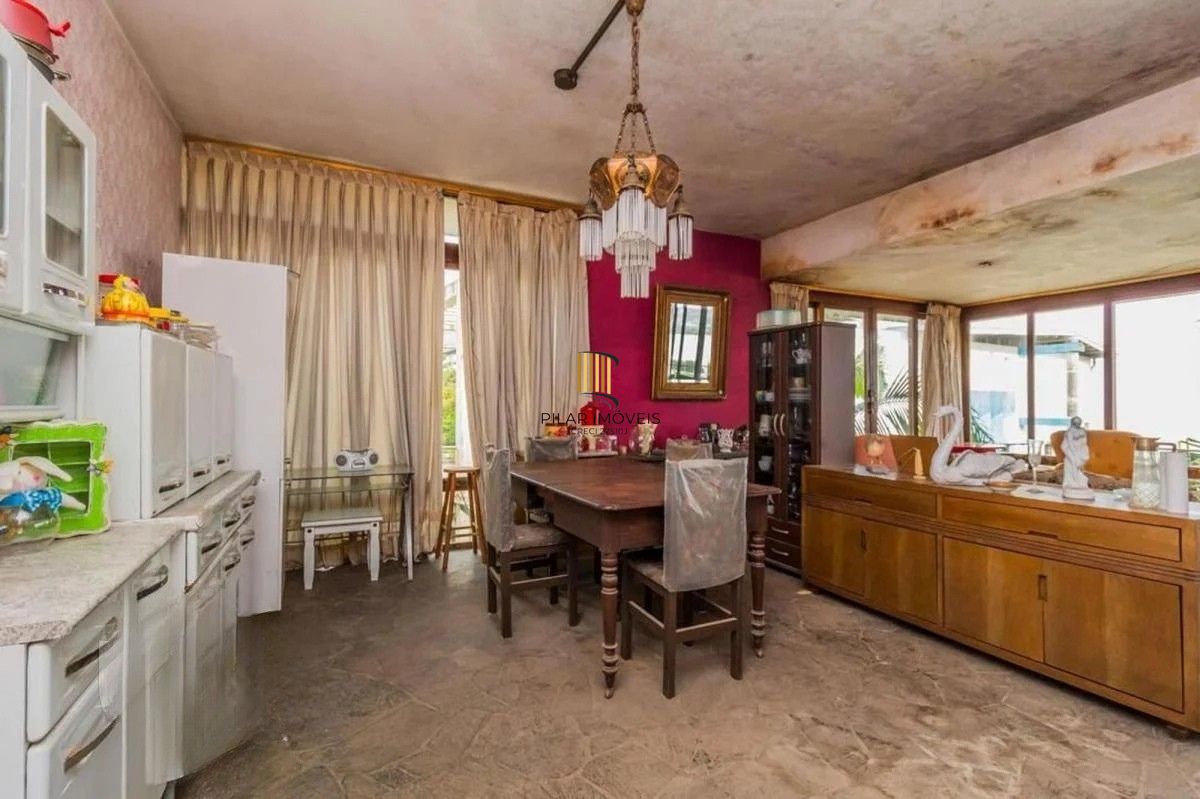 Casa com 5 dormitórios e 3 vagas no bairro Assunção