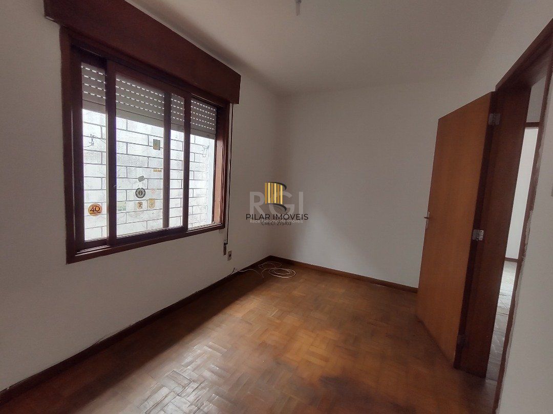 Casa à venda com 3 quartos, 1 vaga e pátio - Bairro Medianeira