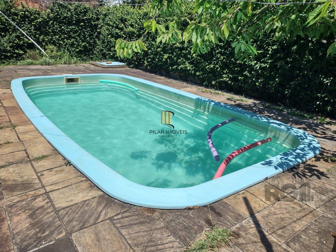 Casa de 3 dormitórios com piscina no Bairro Cristal. - Pilar Imóveis