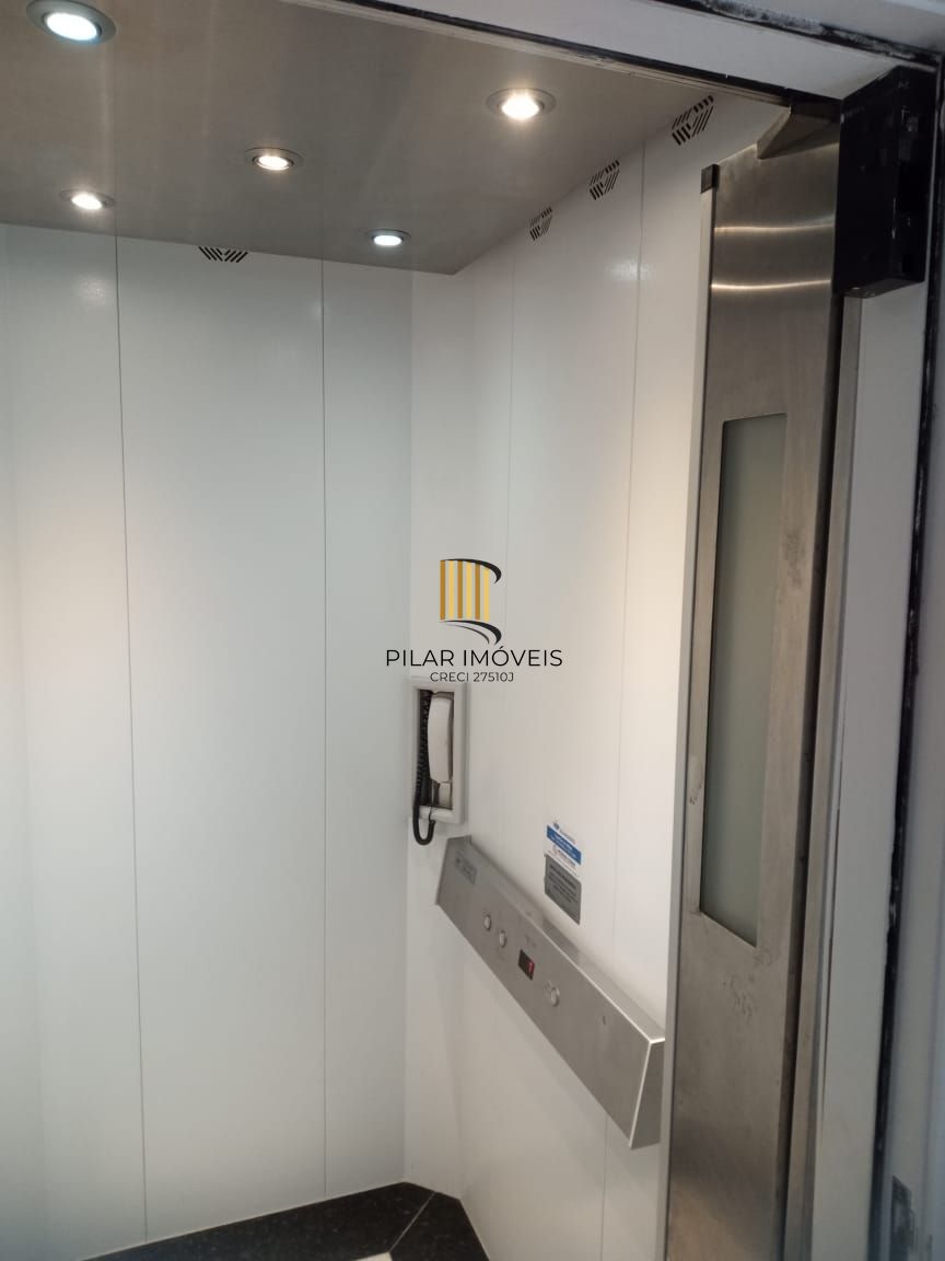 **Prédio Comercial Desocupado à Venda na Azenha, Porto Alegre, RS**