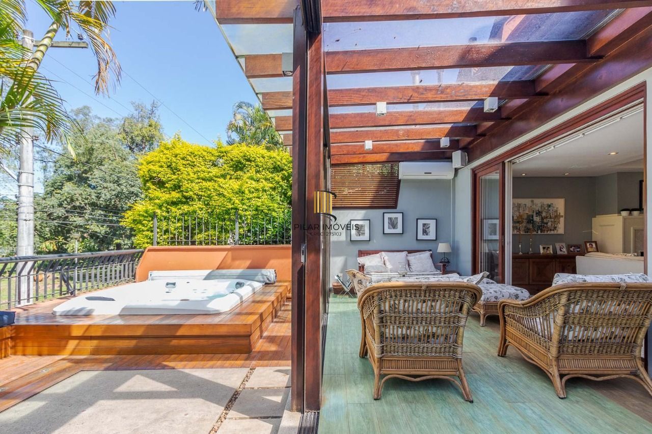 Casa em Condomínio com 487m² | 4 Dormitórios sendo 4 suítes, 3 vagas, no Bairro Três Figueiras, Porto Alegre