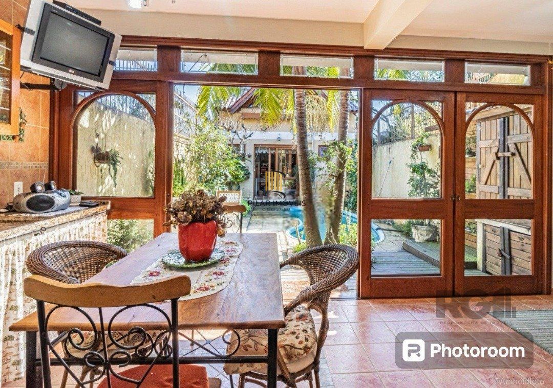 Casa 6 dormitórios no bairro Ipanema