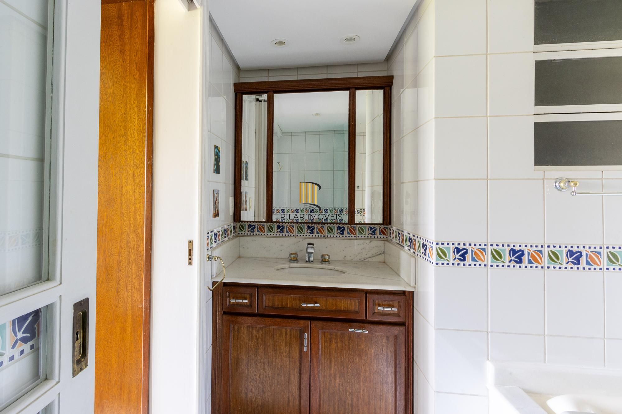 Apartamento amplo e bem localizado no Menino Deus!!