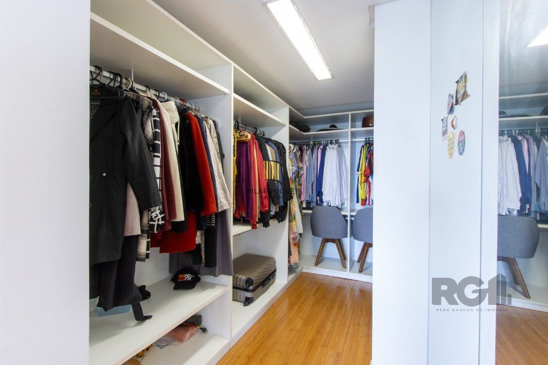Casa em condominio . com 6 suites, sendo 3 suítes master com closet e hidro.