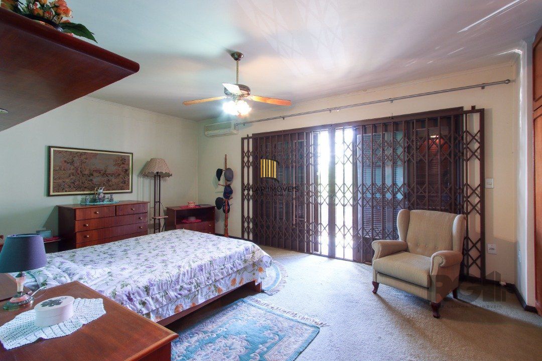 Casa a venda com 03 dormitórios, living 03 ambientes com vista para o Rio.