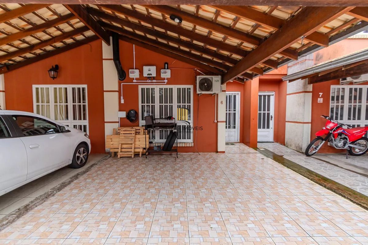 Casa de condomínio, 3 dormitórios, 1 suíte e 2 vagas cobertas no bairro Teresópolis.