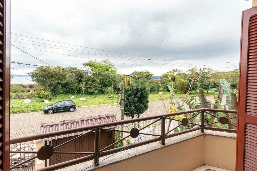 Casa para Venda - 293.76m², 3 dormitórios, sendo 1 suites, 6 vagas - Guarujá