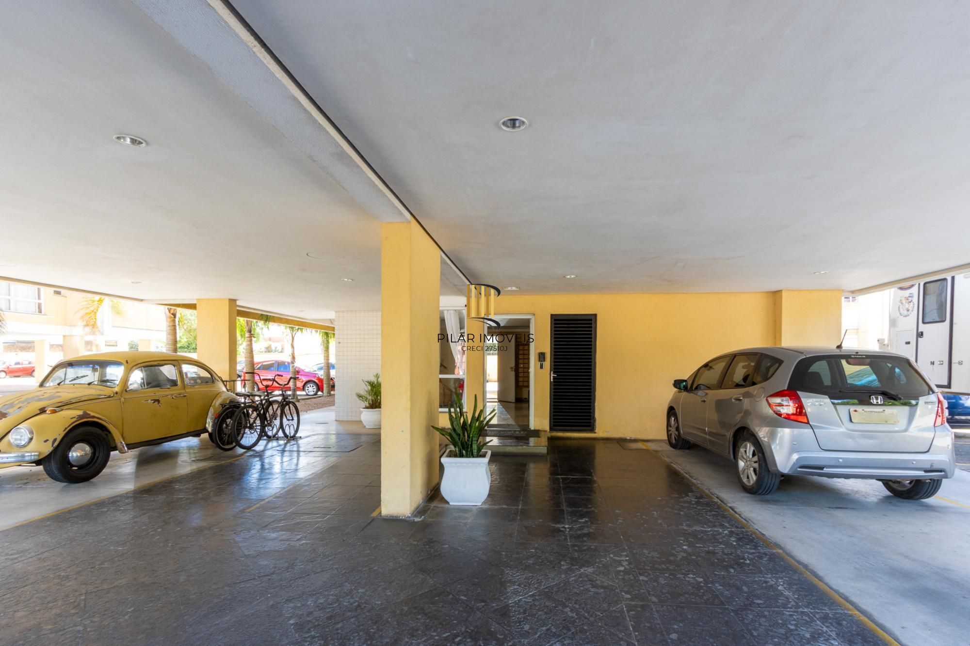 Cobertura de 3 dormitórios, 1 suíte e duas vagas de garagem no bairro Cristal.