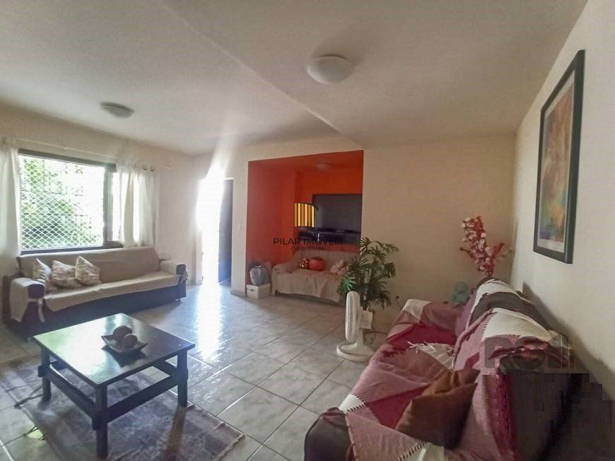 Sobrado 5 dormitórios, 4 suites, pátio, piscina, 1 vaga - Bairro Menino Deus