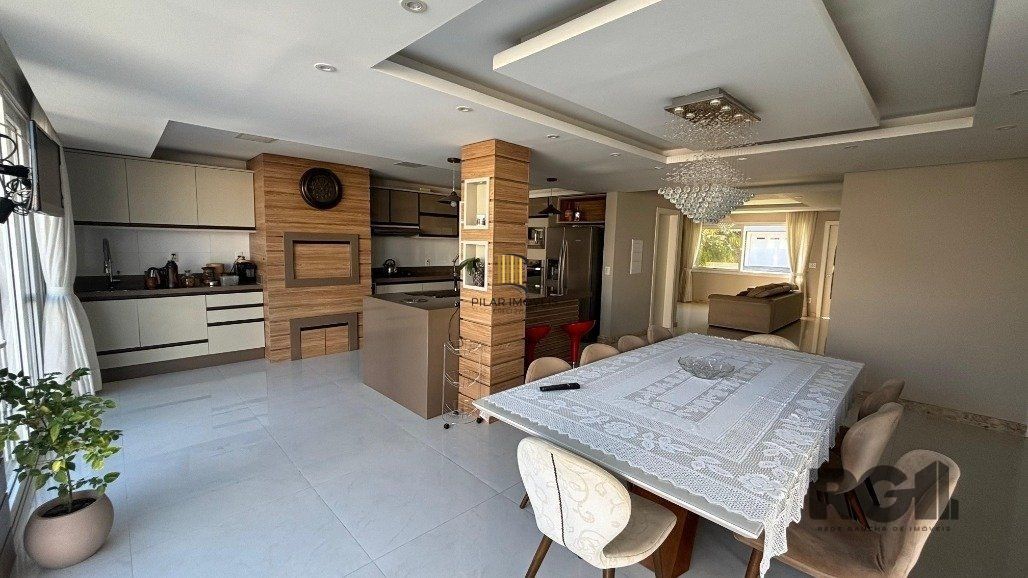 Casa em condomínio com 4 suítes, 4 vagas de garagem, pátio com piscina