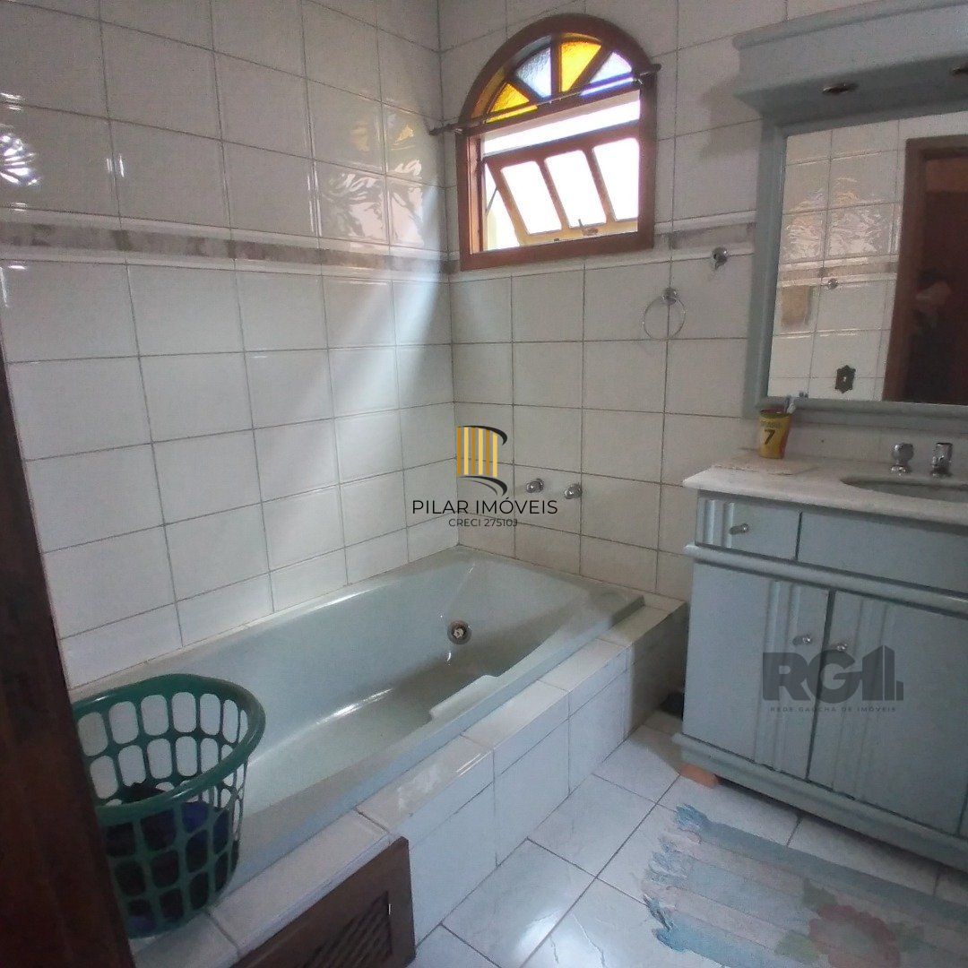 Casa 4 dormitórios no bairro Restinga