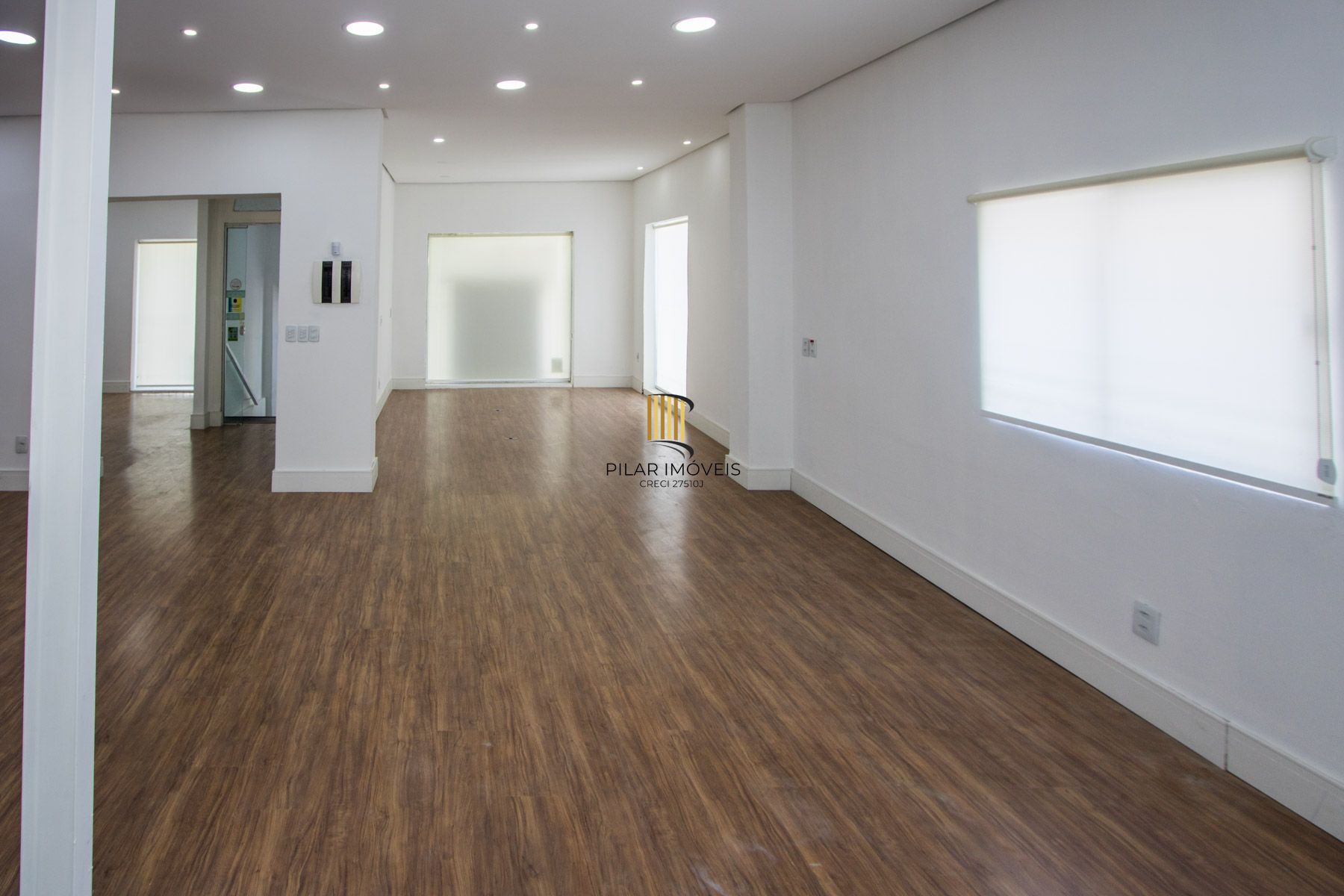 Casa comercial com aproximadamente 157m² privativos