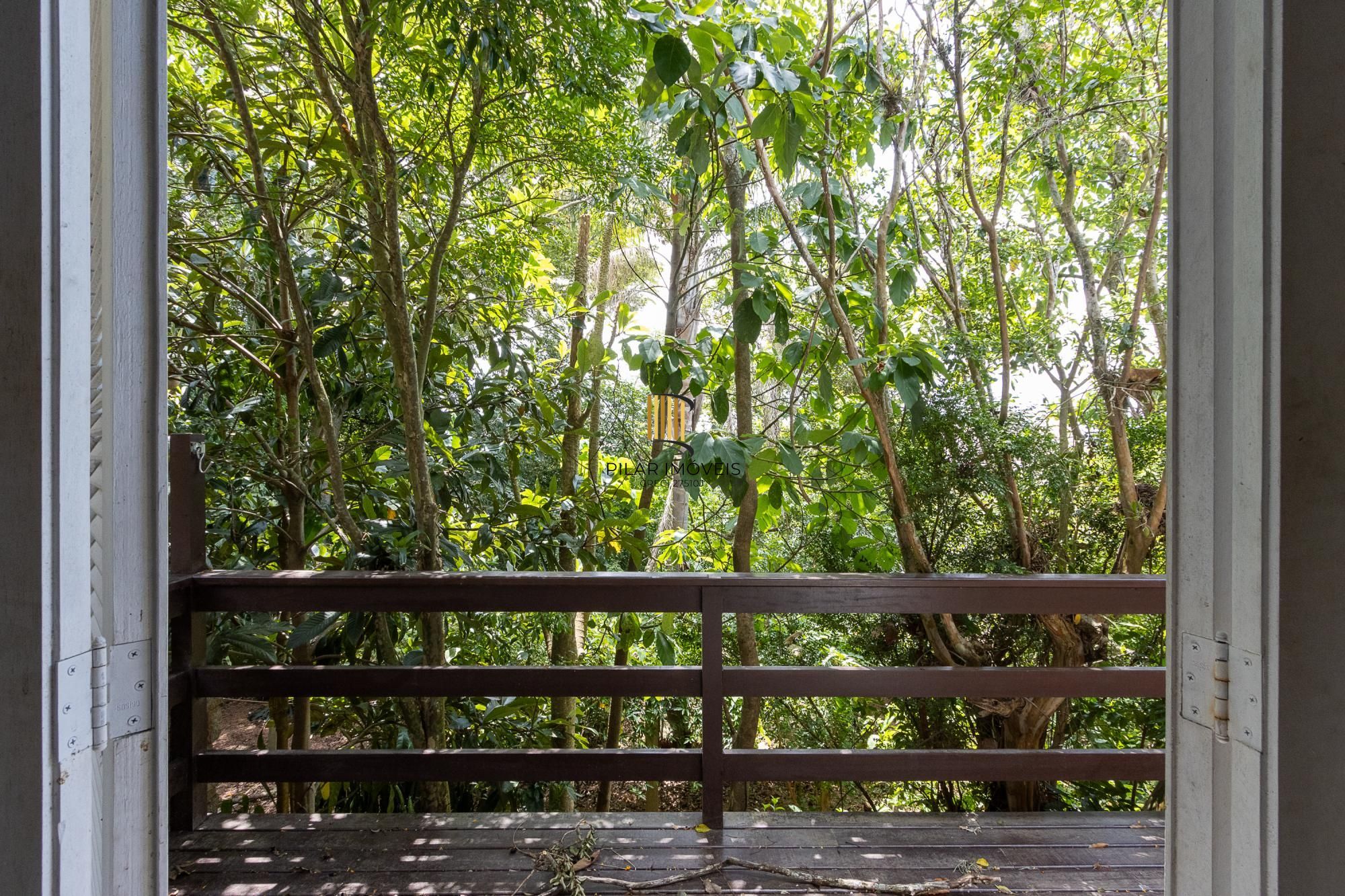 Bela casa térrea, 2 dormitórios e 1 suite - Parte alta do Bairro Espirito Santos