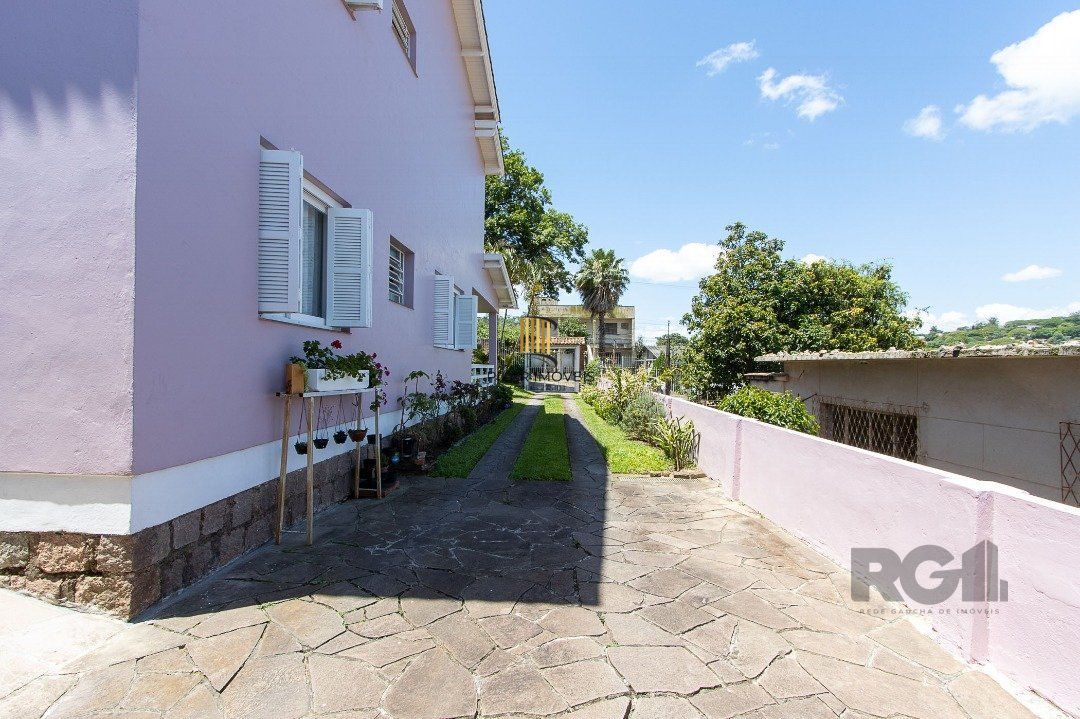 Casa com 4 quartos, suíte, churrasqueira, lareira, garagem coberta e lindo jardim.