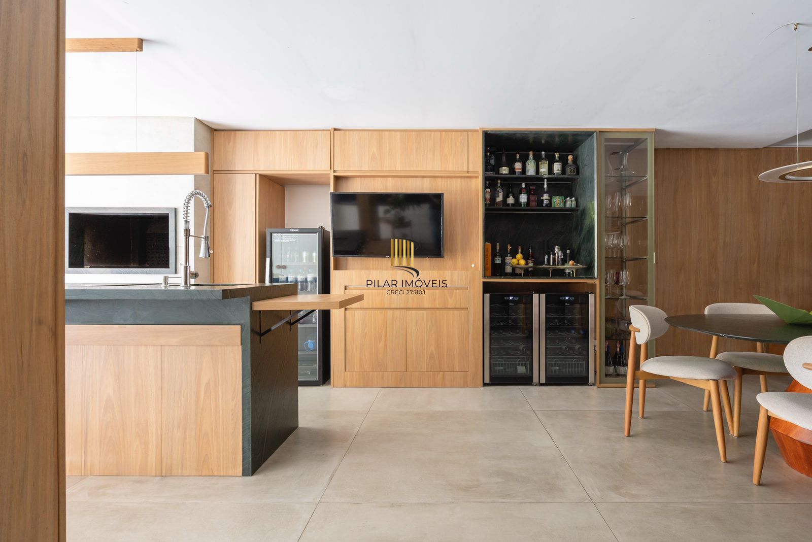 Casa com 3 suítes amplas, além de uma sala generoso com lareira e 2 vagas de garagem.