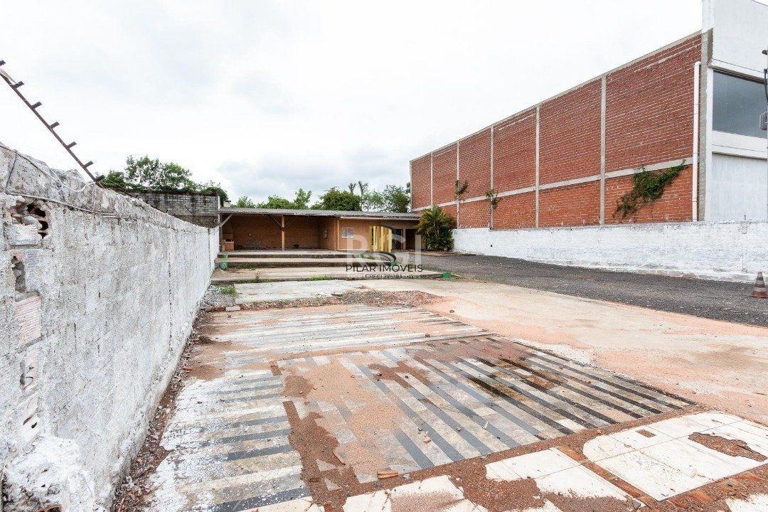 Pavilhão com área construída de cerca de 900m²