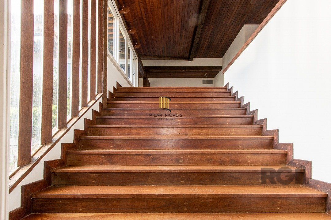 Casa Condomínio a Venda - 880m², 5 dormitórios, sendo 2 suítes, a master com lareira, 4 vagas - Cavalhada