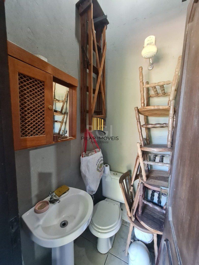 Casa em lindo terreno alto ao nível da rua medindo 10 × 32 onde consta uma residência térrea com 136m2 de área privativa,