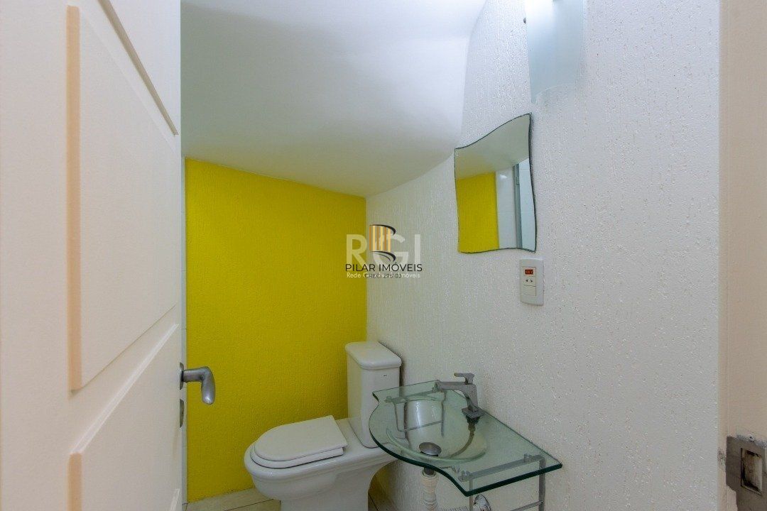 Uma suíte, estar íntimo, living 2 ambientes, lareira, lavabo, cozinha mobiliada,