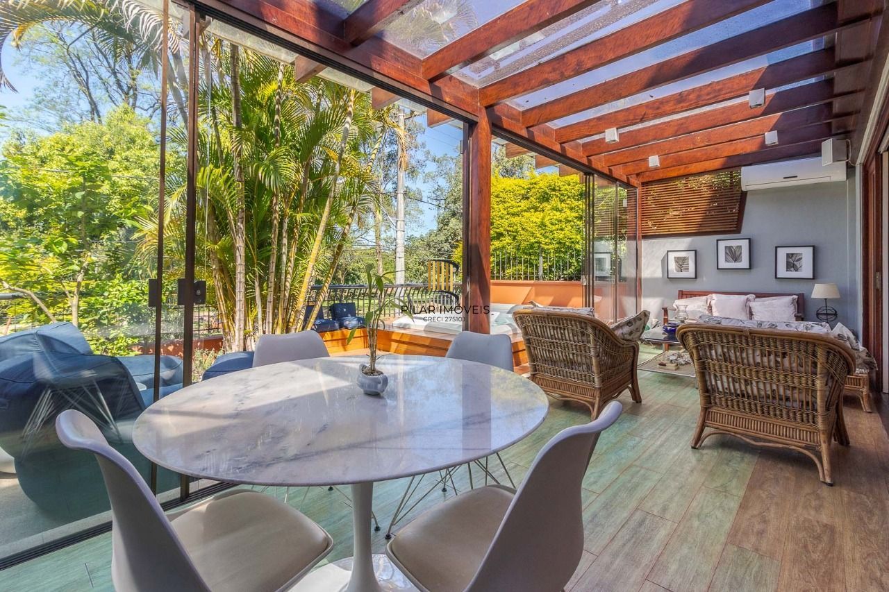 Casa em Condomínio com 487m² | 4 Dormitórios sendo 4 suítes, 3 vagas, no Bairro Três Figueiras, Porto Alegre