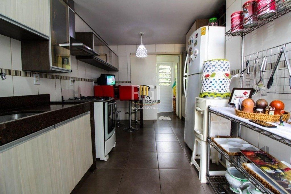 Casa para Venda - 300m², 3 dormitórios, sendo 1 suites, 4 vagas - Teresópolis