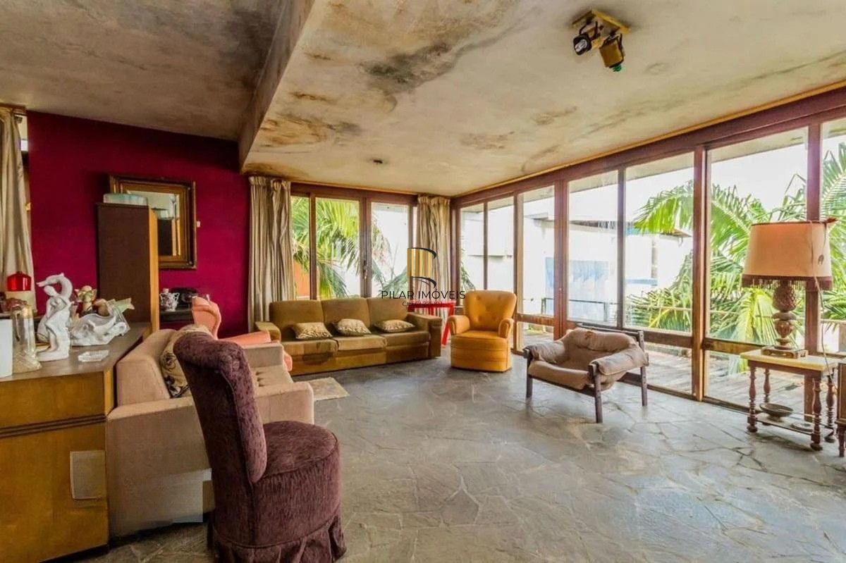 Casa com 5 dormitórios e 3 vagas no bairro Assunção