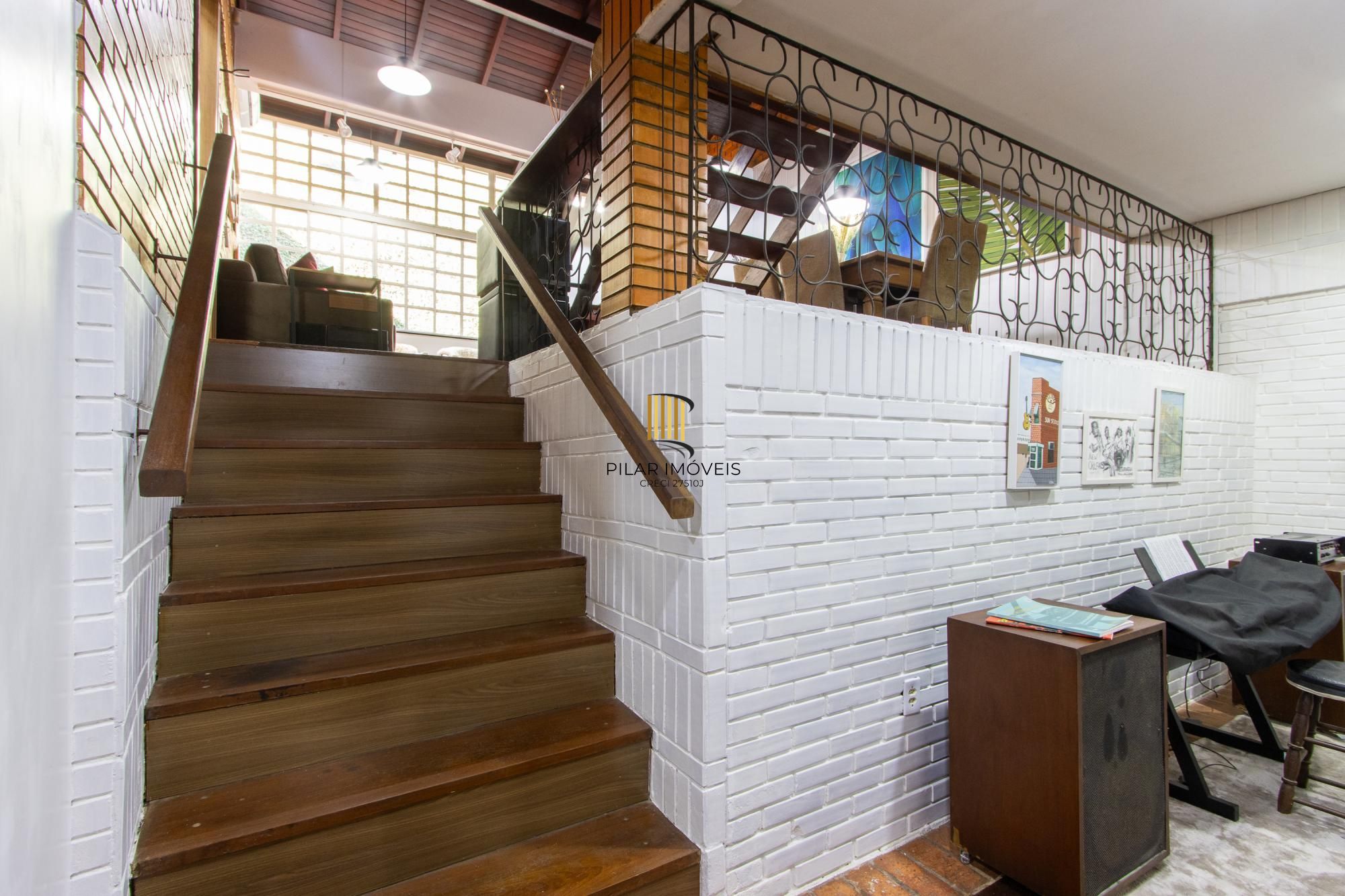 Casa 5 dormitórios no bairro Teresópolis