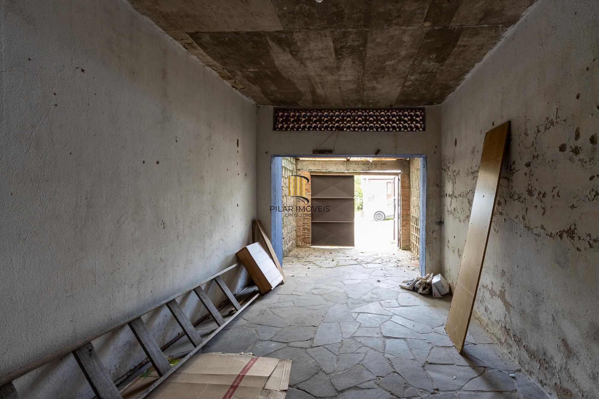 Terreno com 2 casas, 4 quartos, 1 suite - Bairro Cavalhada