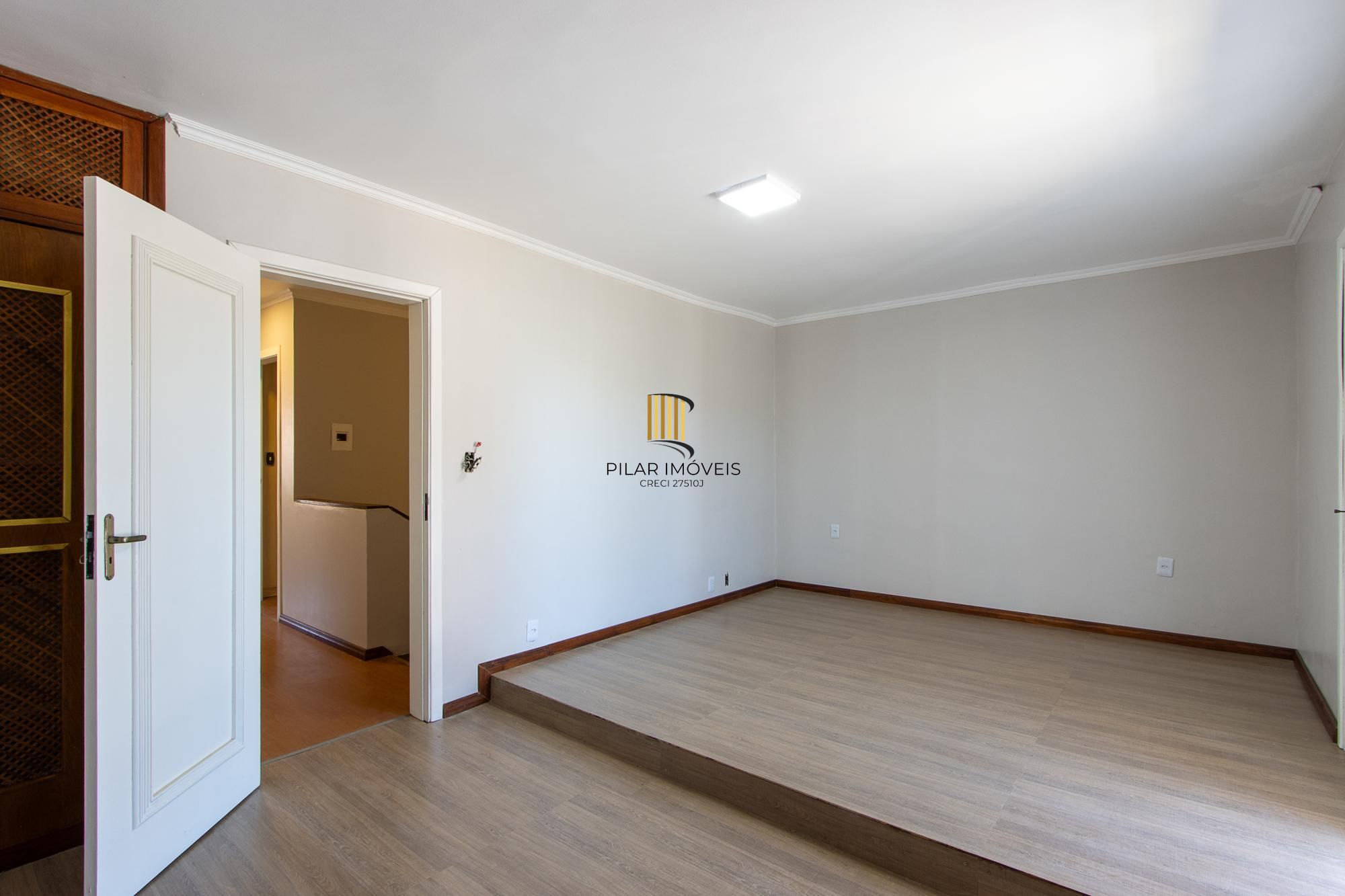 Casa de alvenaria, com 3 quartos, 1 suíte e 3 vagas de garagem.