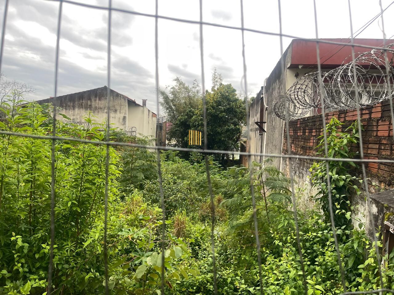 Terreno plano bairro Nonoai, Zona Sul de Porto Alegre, com 400m² de área total.