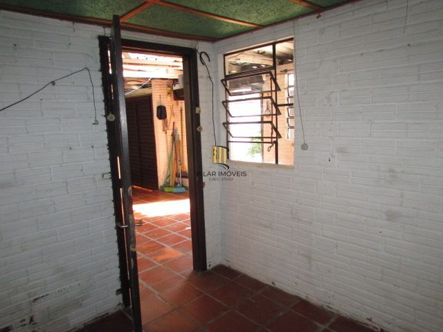 Casa térrea, com 3 dormitórios, 1 suíte, no bairro Nonoai.
