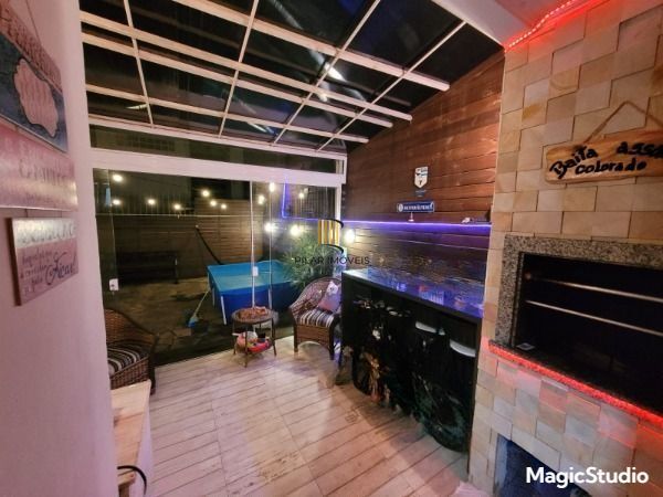 A casa possui 78m² de área construída, com um adicional de 20m²
