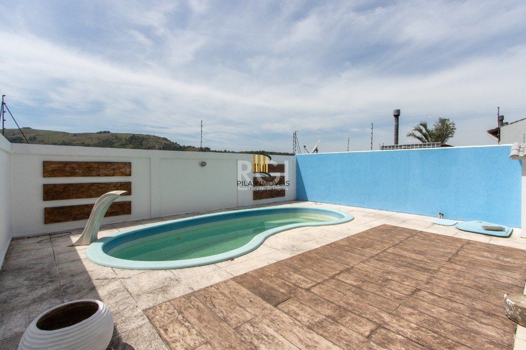Uma suíte, estar íntimo, living 2 ambientes, lareira, lavabo, cozinha mobiliada,