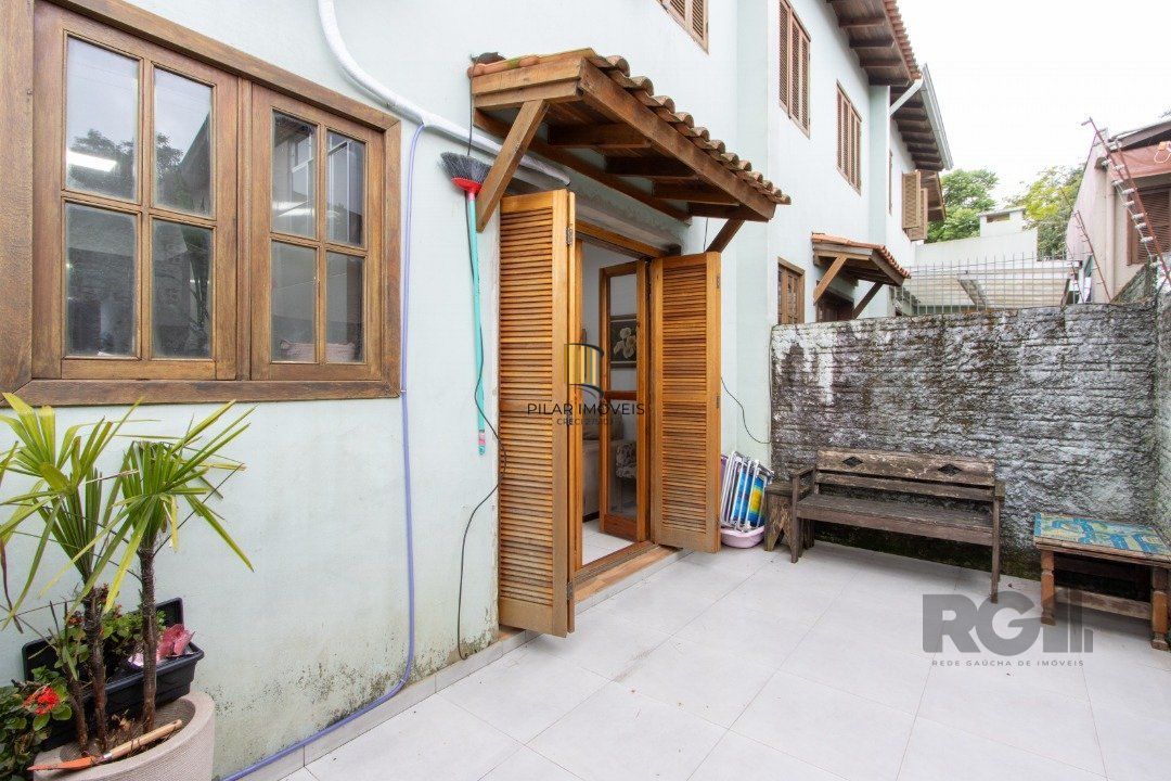Casa de Condomínio 3 dormitórios no bairro Camaquã