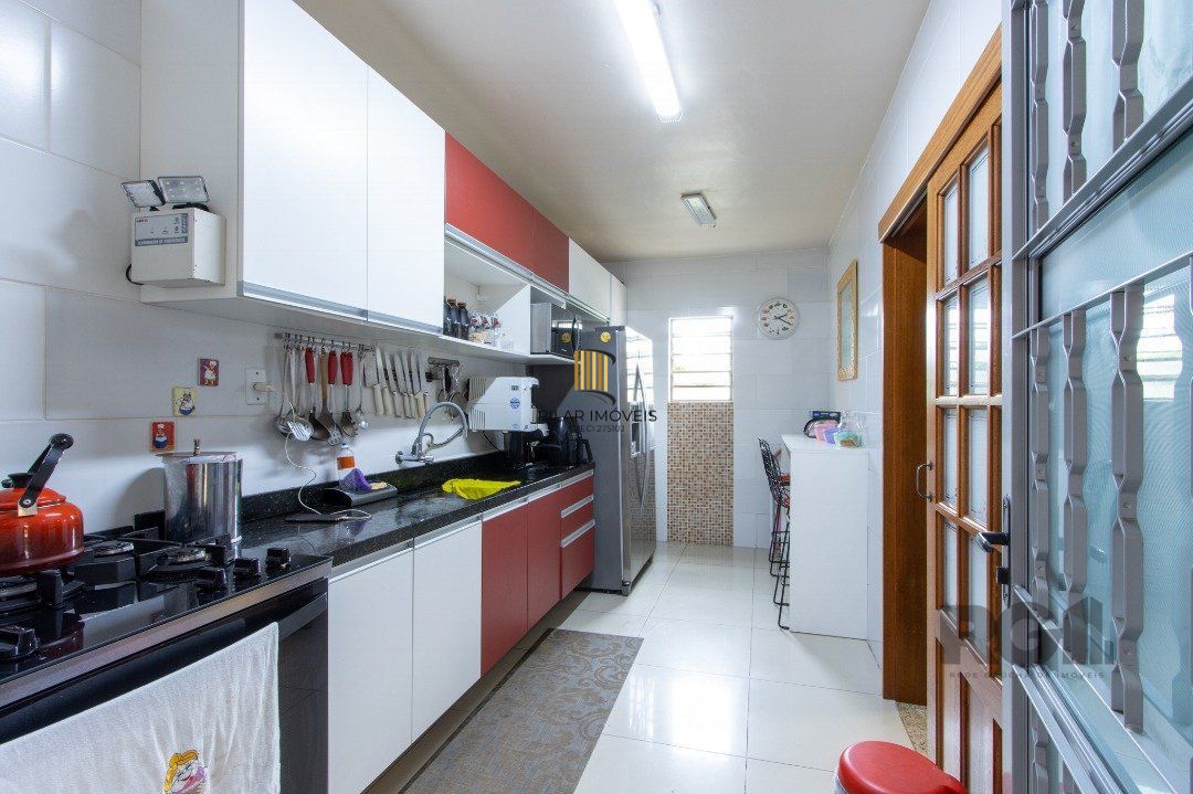 Sobrado, 3 quartos, 2 banheiros, pátio, 2 vagas, piscina - Bairro Vila Nova