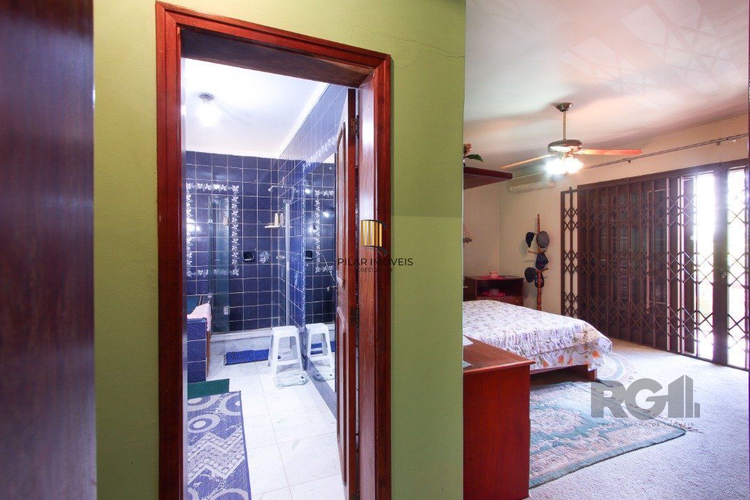 Casa a venda com 03 dormitórios, living 03 ambientes com vista para o Rio.