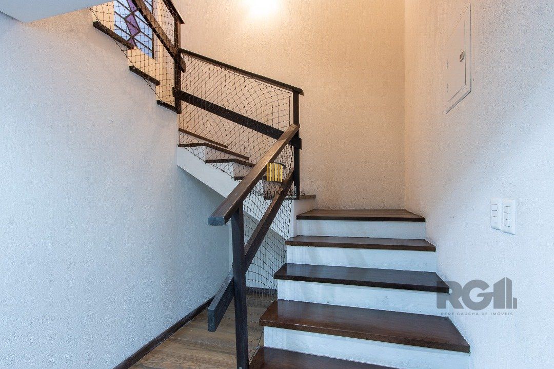 Casa 4 dormitórios no bairro Azenha