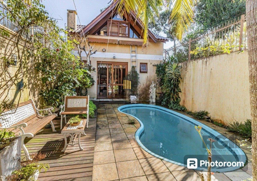 Casa 6 dormitórios no bairro Ipanema