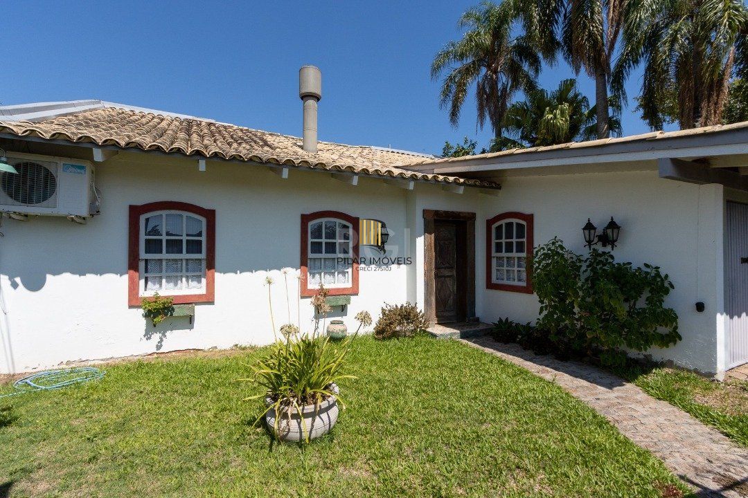 Casa para Venda - 244m², 3 dormitórios, sendo 1 suites, 2 vagas - Guarujá