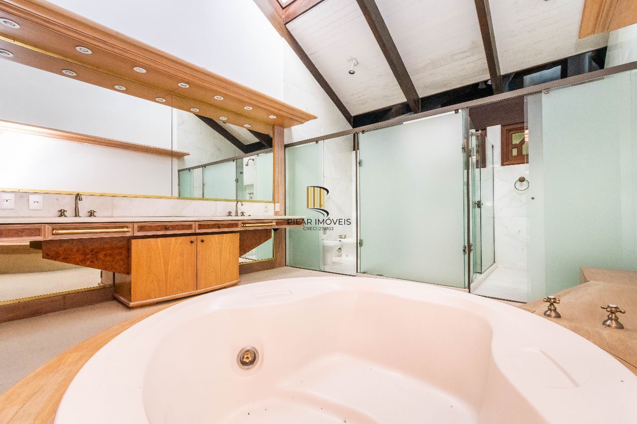 Casa à venda com1981m², 13 dormitórios, 4 suítes, 30 vagas, terreno de 1,2 hectares, no bairro Pedra Redonda em Porto Alegre