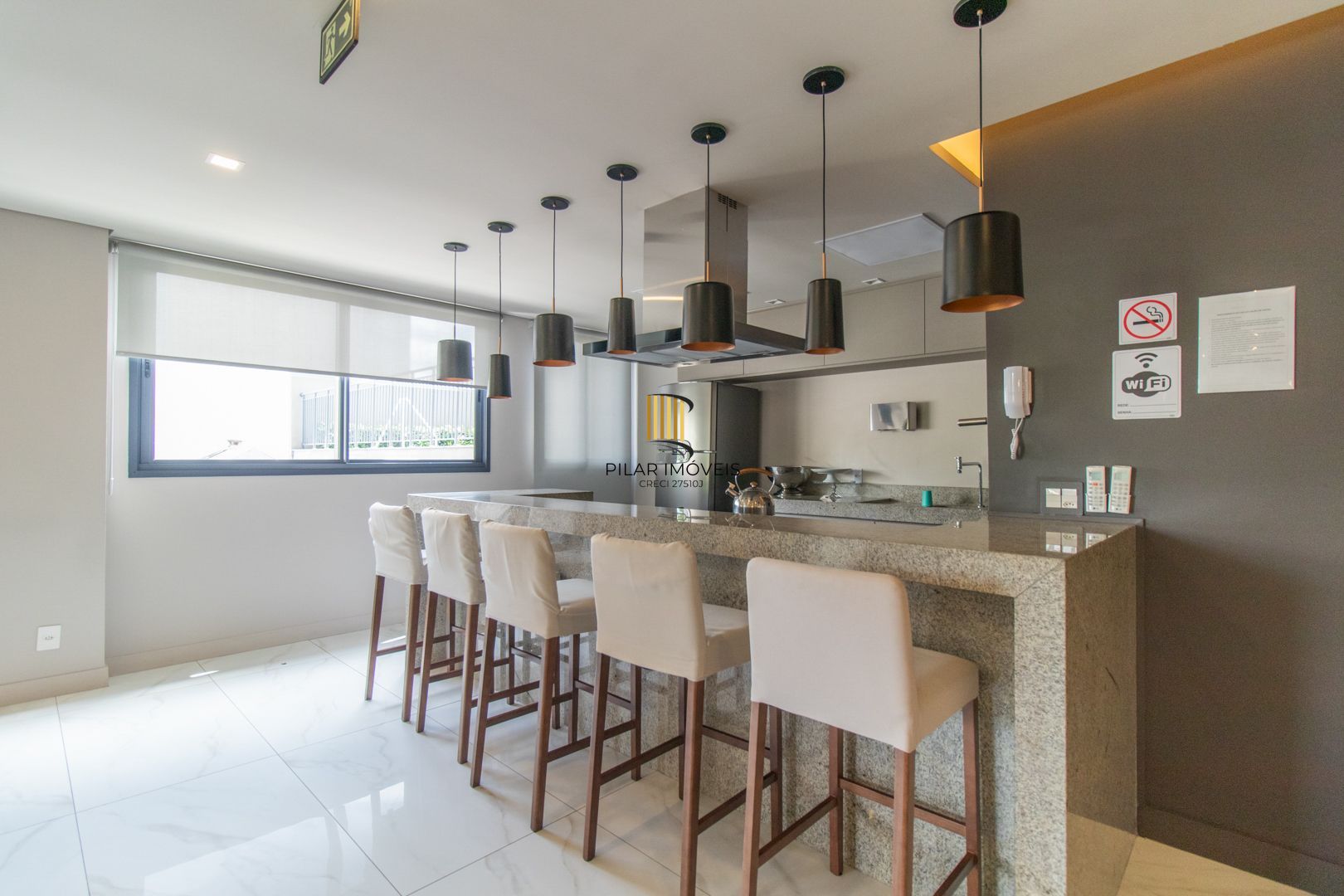 APARTAMENTO SEMIMOBILIADO 2 DORMITÓRIOS SENDO 1 SUÍTE E 1 VAGA ESCRITURADA