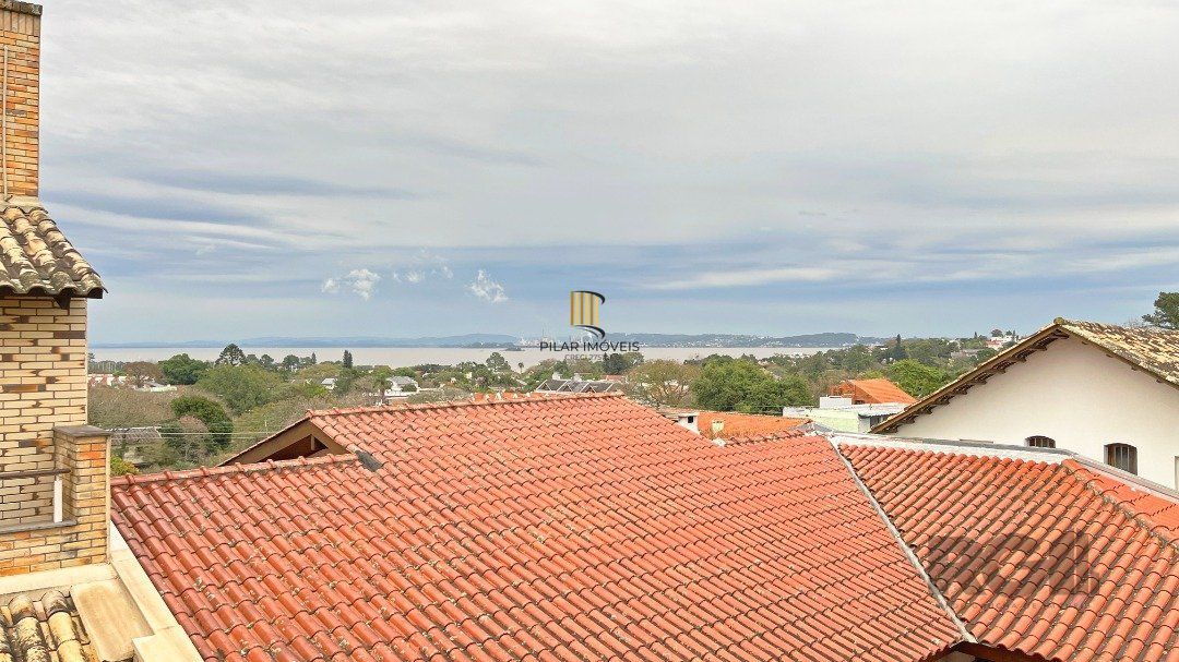 Casa  com Sobrado reformado, de dois pisos, com 3 dormitorios sendo duas  suítes