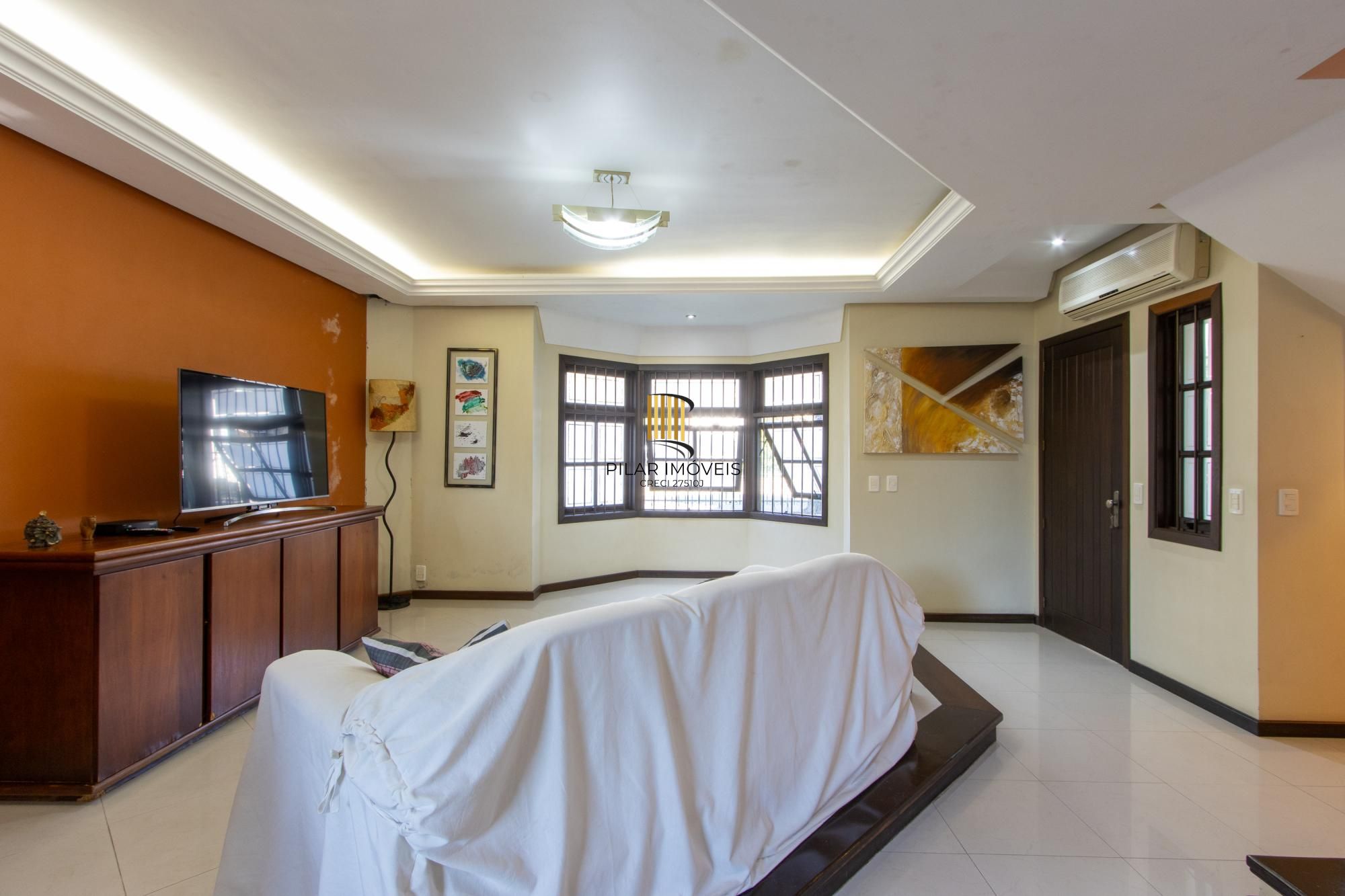 Casa com 3 quartos e 357m² à venda em Tristeza, Porto Alegre.